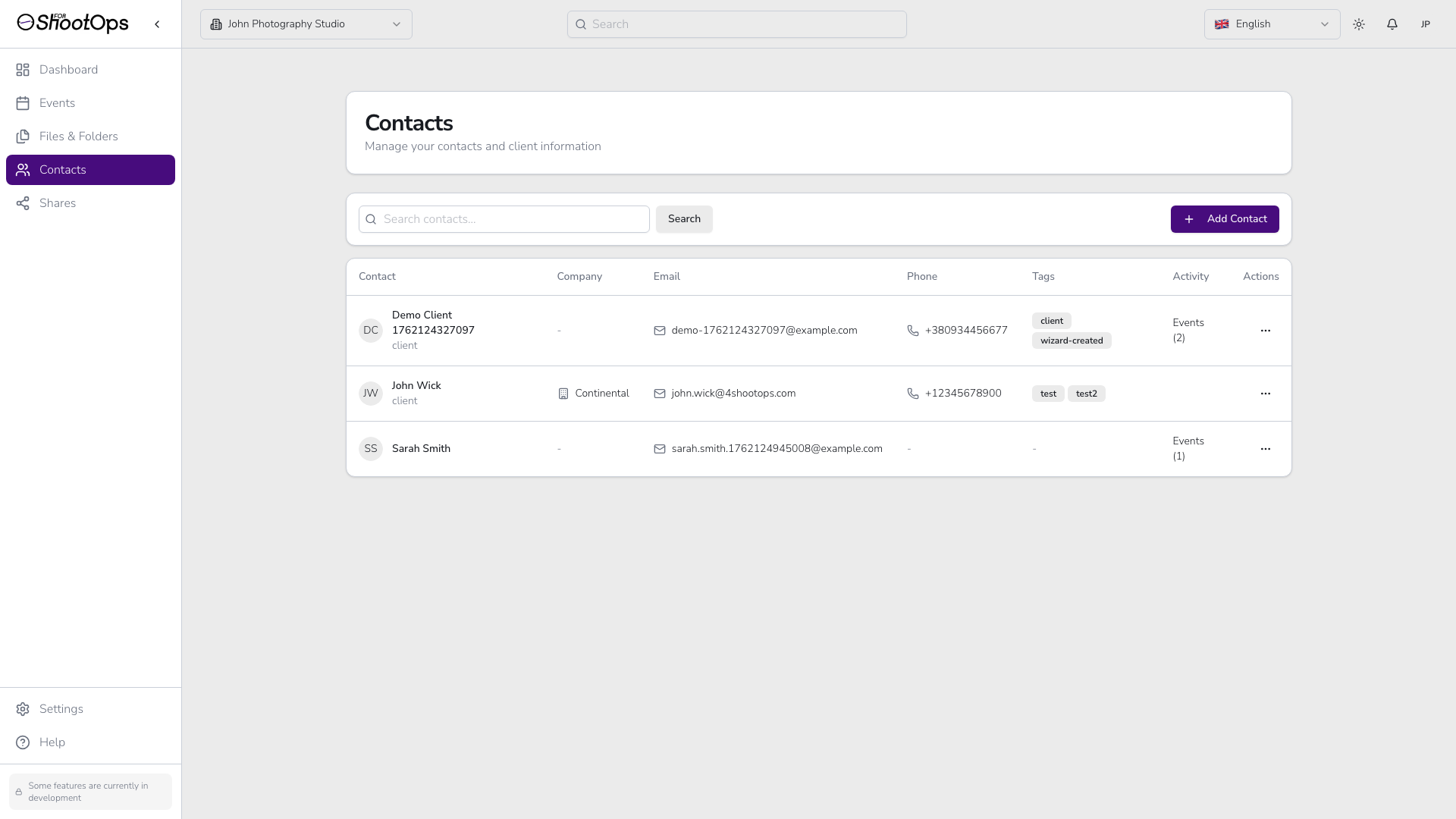 Página de lista de contactos mostrando todos los clientes